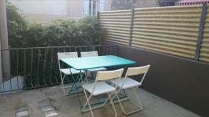 une table bleue et des chaises sur un balcon dans l'établissement Appt 75m2 terrasse 12m2, à Tourbes