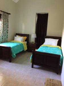 Postel nebo postele na pokoji v ubytování Los Corozos Apartment G2 Guavaberry Golf & Country Club