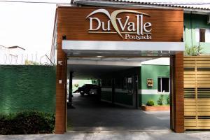 uma entrada de um restaurante com valor dvd e uma placa em Pousada Du Valle em Embu