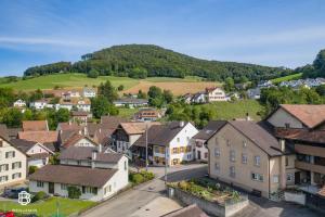 una vista aérea de una pequeña ciudad con casas en Pension Chesselberg, en Buckten