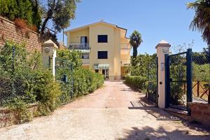 een poort naar een huis met een gebouw op de achtergrond bij Casa Vacanze La Mattonara in Viterbo