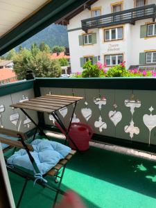 - un balcon avec une table et une table de pique-nique dans l'établissement Ferienwohnung Giacomelli 3, à Rottach-Egern