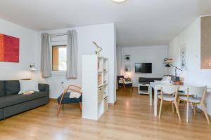 a living room with a couch and a table at Apartamento Fontargent in Soldeu