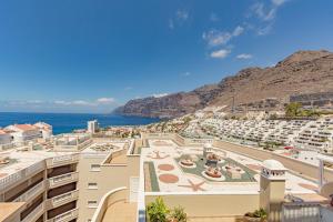 una vista sulla spiaggia dal balcone di un edificio di Apartamento Ocean View a Puerto de Santiago