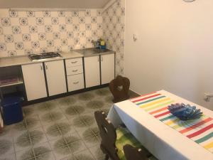 Kuchyň nebo kuchyňský kout v ubytování Apartments Ljiljana
