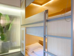 Postel nebo postele na pokoji v ubytování WeFlow Hostel (Shanghai Xintiandi)