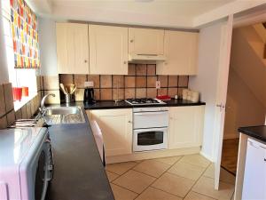 Een keuken of kitchenette bij Penllech House - Huku Kwetu Notts - 3 Bedroom Spacious Lovely and Cosy with a Free Parking- Affordable and Suitable to Group Business Travellers