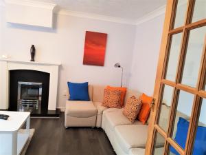 Een zitgedeelte bij Penllech House - Huku Kwetu Notts - 3 Bedroom Spacious Lovely and Cosy with a Free Parking- Affordable and Suitable to Group Business Travellers