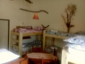Habitación con 2 literas y mesa. en Hostería Rural Monte Bérico en Los Hornillos