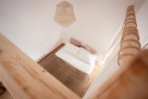 Habitación pequeña con cama y lámpara de araña. en Break for two, en Agropoli