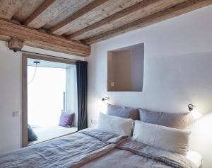 
a bedroom with a bed and a window at Faktorei in Innsbruck
