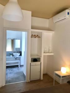 Zimmer mit einem Bad mit einem Waschbecken und einem Spiegel in der Unterkunft La Finestra Sull'Etna in Motta SantʼAnastasia