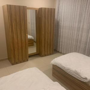 Ein Bett oder Betten in einem Zimmer der Unterkunft Terrace Furnished Apartments- Hawally 1