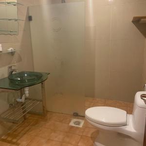 Een badkamer bij Terrace Furnished Apartments- Hawally 1