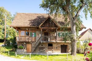 domek wiejski z tarasem i drzewem w obiekcie Das Holzpoidl w mieście Greisdorf