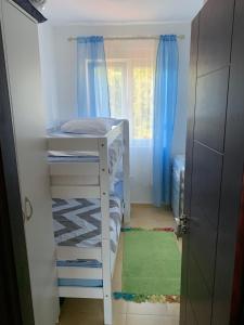 um quarto com 2 beliches e uma janela em Tamaris House Apartment 16 em Herceg Novi