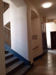 un pasillo con escaleras y una puerta en un edificio en Apartment Alser, en Viena