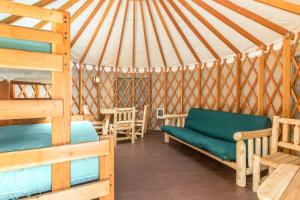 1 habitación con 1 cama y literas en una yurta en Mount Hood Village Premium Yurt 4, en Welches