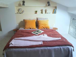 Cama ou camas em um quarto em Les Rêveries de l'Escargot