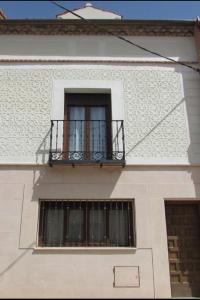 - Edificio con balcón y ventana en Casa rural Cachilo, en Valseca