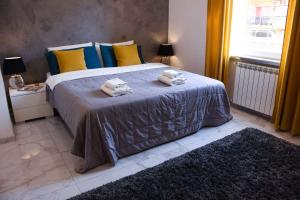 ローマにあるRampa Brancaleone Apartmentのベッドルーム1室(大型ベッド1台、タオル付)
