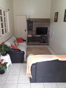 Μια τηλεόραση ή/και κέντρο ψυχαγωγίας στο Apartamento Bairro Ferraz