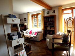 - un salon avec un canapé et une chaise dans l'établissement Leśny Ogród, à Lanckorona
