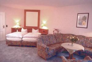 Postel nebo postele na pokoji v ubytování Hotel Sonnenhof