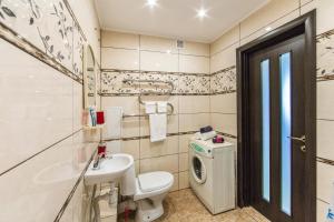 a bathroom with a toilet sink and a washing machine at Super view, luxury apartment near Chernihiv metro. in Kyiv