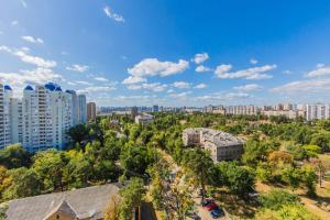 una vista aerea di una città con edifici alti di Подобово Квартира супервидова ТЦ Проспект МВЦ Серце поряд метро Чернігівська Дарниця a Kiev