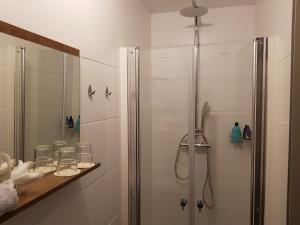 埃因霍温Eindhoven Inn的带玻璃门淋浴间的浴室 更多14张照片
