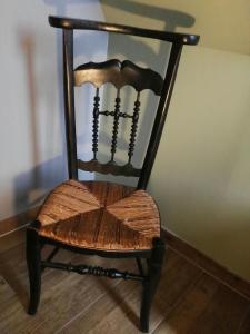 una silla de madera con una mesa de cristal en la parte superior en Le Presbytère en Les Ageux