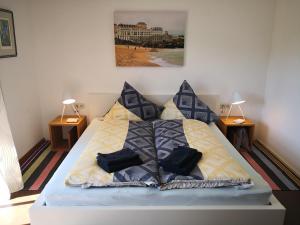 ein Bett mit Kissen darauf im Schlafzimmer in der Unterkunft Jungholz Erlebnis in Jungholz