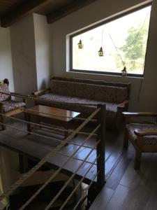 Poliani Village tesisinde bir oturma alanı