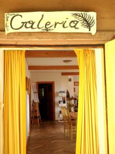 una habitación con una cortina amarilla y una mesa en Leśny Ogród, en Lanckorona