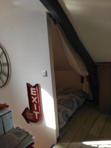 een kleine kamer met een bed op zolder bij Le Grenier in Les Ageux