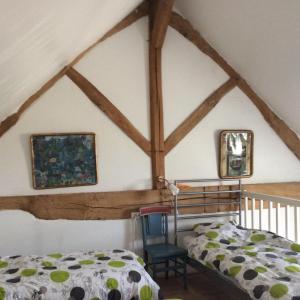 1 dormitorio con 1 cama y 1 silla en una habitación en Lilac cottage, en La Haye