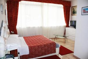 a bedroom with a bed and a window at Hotel Giulietta e Romeo in Casal Palocco