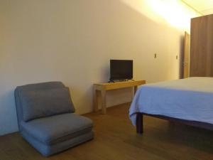 メキシコシティにあるIncredible 606 New Apartment Reforma 3BR, 3 BATHのベッドと椅子とテレビのある寝室