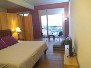 メキシコシティにあるIncredible 606 New Apartment Reforma 3BR, 3 BATHのベッドとテレビ付きの机のある寝室