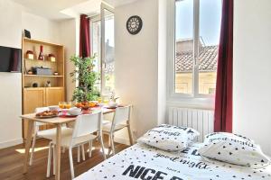 Habitación con mesa, sillas y comedor. en 6 Couchages, Wifi Fibre & NETFLIX "experience-immo", en Marsella