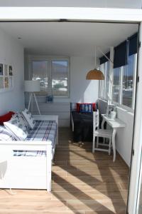 een slaapkamer met een bed, een bureau en een tafel bij MariCel in Teguise