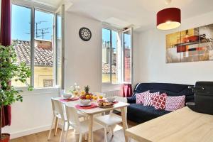 sala de estar con mesa y sofá en 6 Couchages, Wifi Fibre & NETFLIX "experience-immo", en Marsella