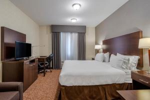 Letto o letti in una camera di Devonian Hotel and Suites
