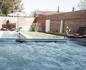 a hot tub in the backyard of a house at La Domitia - Maison d'hôtes, spa & massages in Montbazin
