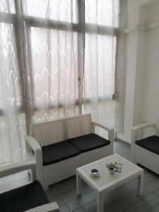 - un salon avec un canapé et une table dans l'établissement Casa Normanna, à Monreale