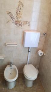 uma casa de banho com um WC branco e um lavatório. em LA CASA DI CLARA ombrellone con 2 lettini al Lido San Giuliano gratis e parcheggio privato gratis em Rimini
