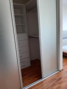 espejo en una habitación con armario en Pleasant apartment under the Bratislava castle en Bratislava