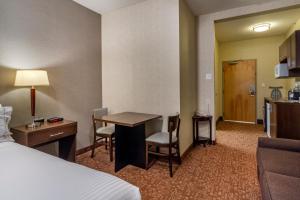 Letto o letti in una camera di Devonian Hotel and Suites
