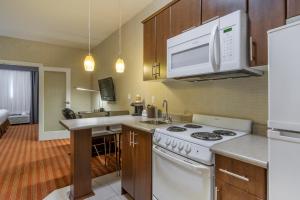 Cucina o angolo cottura di Devonian Hotel and Suites